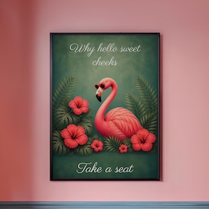 Könnte beinhalten: Ein gerahmter Kunstdruck mit einem rosa Flamingo, roten Hibiskusblüten und grünen Blättern vor einem türkisgrünen Hintergrund. Der Text lautet "Why hello sweet cheeks" und "Take a seat". Das Kunstwerk wird in einem Badezimmer gezeigt.