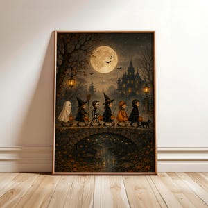 Op de afbeelding: Een ingelijste muurkunstprint met een groep kinderen in Halloween-kostuums die 's nachts over een stenen brug lopen. De scène bevat een volle maan, een donker kasteel, verlichte lantaarns en herfstbladeren onder een donkere, sombere lucht.