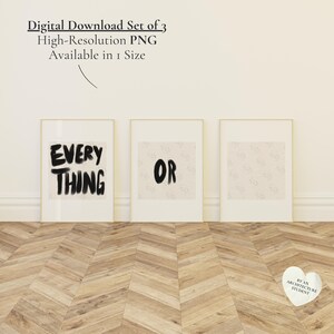 以下が含まれることがあります： 3つの額入りアートプリントのセット。最初のプリントは黒で「EVERY THING」、2番目のプリントは黒で「OR」、3番目のプリントは繰り返し模様です。「Digital Download Set of 3 High-Resolution PNG Available in 1 Size」の文字が上部にあります。