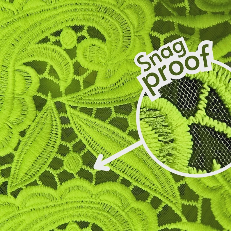 Op de afbeelding: Close-up van een fel neon groene stof met ingewikkelde bloemenborduurwerk. De stof heeft een mesh achterkant en de woorden "Snag Proof" worden weergegeven in een witte cirkel.