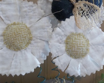 Primitive Handmade Daisies and Bee in Small Wood Spool
