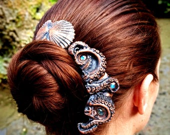 Horquilla para el cabello de cobre electroformado con forma de sirena. Peineta lateral con forma de espíritu familiar de sirena. Sujetador de moño escultural y caprichoso. Pasador de pelo con forma de caballito de mar.