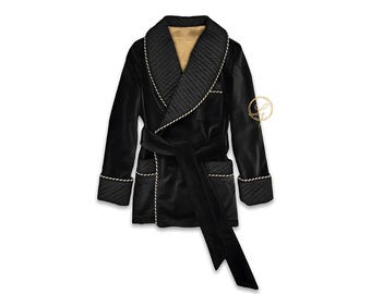 Veste de smoking en velours noir, col châle matelassé, passepoil en cordon doré de luxe, robe courte sur mesure | Vêtements de détente sur mesure.