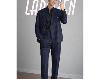 Costume homme bleu marine à fines rayures, croisé, sur mesure.