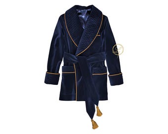 Veste de smoking en velours bleu marine, col châle matelassé doré, robe courte de luxe avec accents de pompons | Vêtements de détente sur mesure.