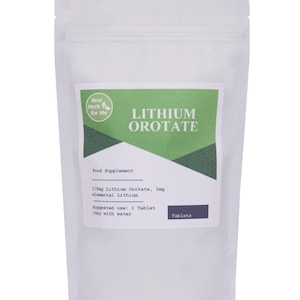 Può includere: Un sacchetto bianco di compresse di Orotato di litio. L'etichetta è verde e bianca, con la scritta "LITHIUM OROTATE" e "Integratore alimentare". Il sacchetto include anche la scritta "125mg Lithium Orotate, 5mg elemental Lithium".