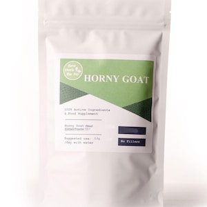 Può includere: Un sacchetto bianco con un'etichetta verde e bianca. L'etichetta recita "HORNY GOAT" e "100% Active Ingredients & Food Supplement". Il testo "No Fillers" è anch'esso visibile. Il prodotto è un integratore alimentare.