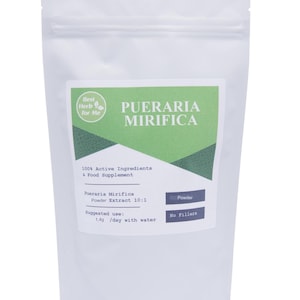Può includere: Un sacchetto bianco con un'etichetta verde e bianca con la scritta "PUERARIA MIRIFICA". L'etichetta indica anche "100% Ingredienti Attivi e Integratore Alimentare" e "Estratto in Polvere 10:1". Il sacchetto è sigillato e contiene polvere.