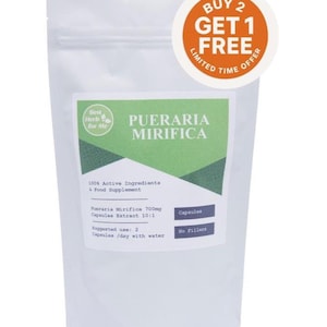 Può includere: Busta bianca di capsule di Pueraria Mirifica. L'etichetta mostra "PUERARIA MIRIFICA" in verde e bianco. La busta ha anche un adesivo "COMPRA 2 PRENDI 1 GRATIS". Integratore alimentare con il 100% di ingredienti attivi.