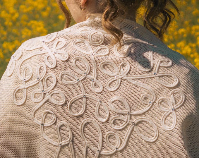Featured listing image: Merino wool pashmina in net with Sutás embroidery