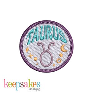 Pu&ograve; includere: Toppa ricamata con la scritta "TAURUS" in turchese, arcuata sopra un simbolo di toro viola chiaro. La toppa ha un bordo viola e include accenti dorati di stelle e luna crescente. La parola "keepsakes" &egrave; in basso.
