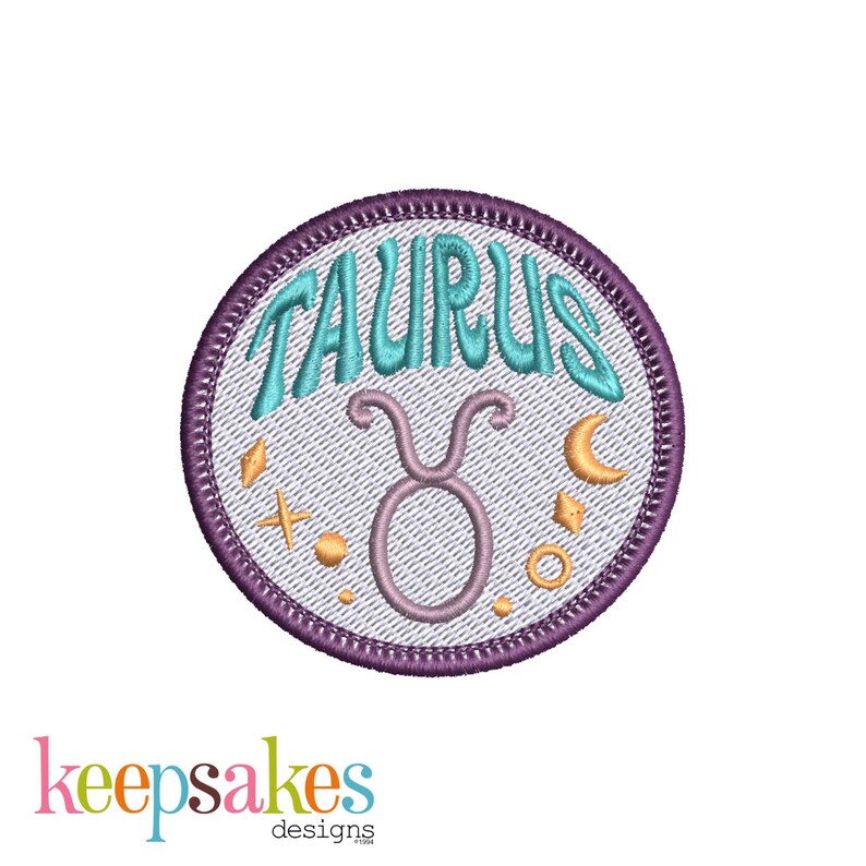 Pu&ograve; includere: Toppa ricamata con la scritta "TAURUS" in turchese, arcuata sopra un simbolo di toro viola chiaro. La toppa ha un bordo viola e include accenti dorati di stelle e luna crescente. La parola "keepsakes" &egrave; in basso.