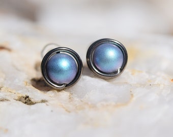 Niobium stud earrings with blue pearls - Light Iridescent blue Swarovski pearls - 9mm handmade hypoallergenic studs - Nickel free earrings