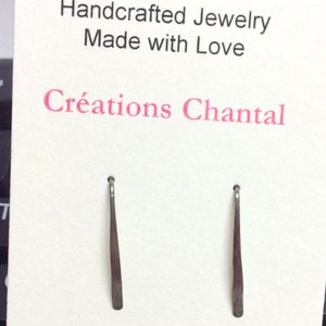 Pu&ograve; includere: Un paio di orecchini d'argento con un design semplice e dritto. Gli orecchini sono esposti su una carta bianca con il testo "Handcrafted Jewelry Made with Love Cr&eacute;ations Chantal".