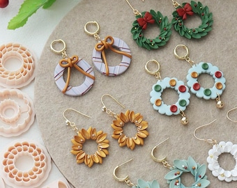 Juego de cortadores de arcilla polimérica con forma de corona navideña para hacer aretes y joyas festivas.