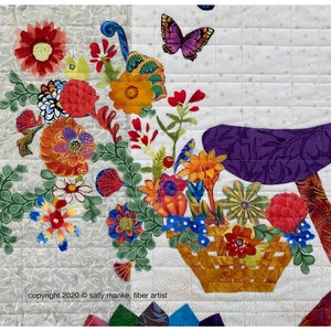 Puede incluir: Un tapiz de pared acolchado colorido que presenta una bicicleta con un asiento morado y una cesta llena de flores. Las flores son una mezcla de rojo, amarillo, naranja, rosa y azul. Una mariposa vuela sobre la bicicleta. El texto "copyright 2020 &copy; sally manke, fiber artist" est&aacute; en la parte inferior de la imagen.