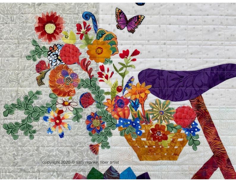Puede incluir: Un tapiz de pared acolchado colorido que presenta una bicicleta con un asiento morado y una cesta llena de flores. Las flores son una mezcla de rojo, amarillo, naranja, rosa y azul. Una mariposa vuela sobre la bicicleta. El texto "copyright 2020 &copy; sally manke, fiber artist" est&aacute; en la parte inferior de la imagen.