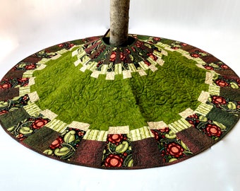 Quilted Handmade Tree Skirt, 50 inches, Traditional Christmas Patchwork, Floral, Ready to Ship, Heirloom Wedding Gift, Green Red Black Quilt