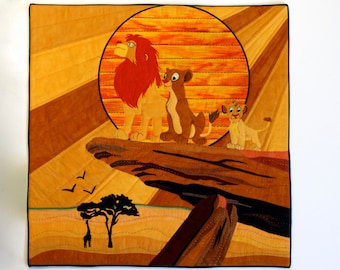 Lion King Art Quilt, Pride Rock, Movie Musical, Wall Hanging, Goud &zwart, Stof Wall Art, Mixed Medium, Fiber Art Sally Manke, Handgemaakt