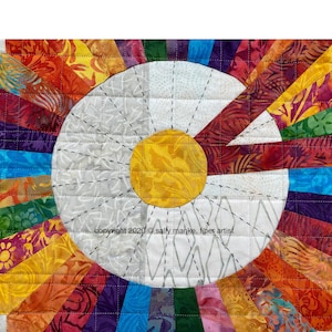 Puede incluir: Una colcha colorida con un dise&ntilde;o circular que presenta un centro blanco con un c&iacute;rculo amarillo en el medio. La colcha est&aacute; hecha de varias telas con diferentes patrones y colores, incluyendo rojo, naranja, amarillo, verde, azul y morado. El texto "copyright 2020 &copy; sally manke, fiber artist" es visible en la esquina inferior derecha de la imagen.
