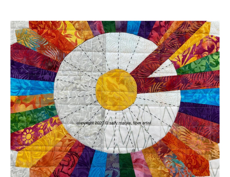 Puede incluir: Una colcha colorida con un dise&ntilde;o circular que presenta un centro blanco con un c&iacute;rculo amarillo en el medio. La colcha est&aacute; hecha de varias telas con diferentes patrones y colores, incluyendo rojo, naranja, amarillo, verde, azul y morado. El texto "copyright 2020 &copy; sally manke, fiber artist" es visible en la esquina inferior derecha de la imagen.