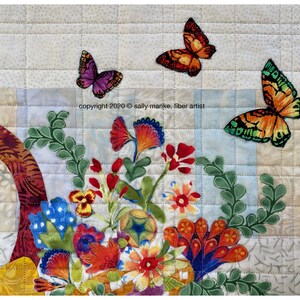Puede incluir: Un arreglo floral colorido en una cesta amarilla con hojas verdes y tres mariposas. Las mariposas son naranja, morado y verde. El texto "copyright 2020 &copy; sally manke, fiber artist" es visible en la imagen.