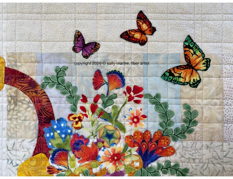 Puede incluir: Un arreglo floral colorido en una cesta amarilla con hojas verdes y tres mariposas. Las mariposas son naranja, morado y verde. El texto "copyright 2020 &copy; sally manke, fiber artist" es visible en la imagen.