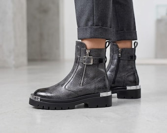レディース グレー エンボス加工 チェルシーブーツ 厚底ラグソール アンクルブーツ フェイクスネークスキン クロコダイル柄 バイカー コンバットスタイル サイドジップ ステートメントシューズ