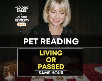 Könnte beinhalten: Eine Person mit blondem Haar in einem schwarzen Hemd sitzt an einem Tisch mit Tarotkarten. Der Text lautet: +10.000 SALES, +3.000 REVIEWS, 4.9, PET READING, LIVING OR PASSED, SAME HOUR. Eine kleine brennende Kerze im Glas ist zu sehen.