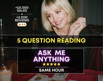 Può includere: Una grafica digitale con il testo 5 QUESTION READING, ASK ME ANYTHING e SAME HOUR. L'immagine mostra una persona con capelli biondi, un top nero e anelli, posizionata dietro un tavolo rosso con carte dei tarocchi e una candela accesa.