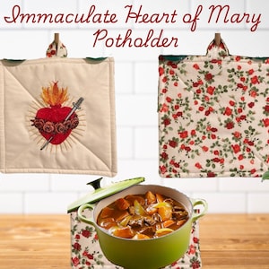 Pode incluir: Duas pegas quadradas com o texto "Immaculate Heart of Mary Potholder". Uma apresenta um desenho bordado do Sagrado Coração, a outra um padrão floral. Uma panela verde com ensopado e uma rosa vermelha num vaso também são visíveis.