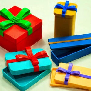 Pode incluir: Uma coleção de caixas de presente coloridas em várias formas, incluindo quadradas, retangulares e oblongas. As caixas são vermelhas, azuis e amarelas, com laços de fita contrastantes em verde, vermelho, azul e roxo. As caixas estão vazias.