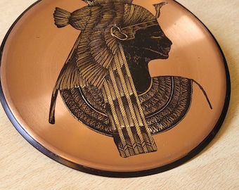 クレオパトラの聖なる皿 - ユニークな壁掛け銅装飾皿 - 魅力的な古代