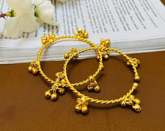 Juego de dos pulseras Ghungroo chapadas en oro - Brazaletes tradicionales hechos a mano, joyería étnica boho.
