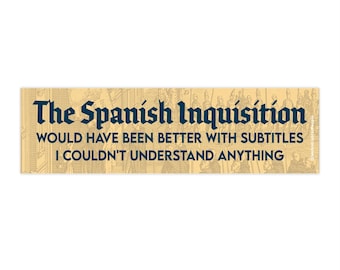 Könnte beinhalten: Rechteckiger Aufkleber mit dem Text "The Spanish Inquisition WOULD HAVE BEEN BETTER WITH SUBTITLES I COULDN'T UNDERSTAND ANYTHING" in dunkelblauer Schrift. Der Hintergrund ist hellbraun mit einer Vintage-Illustration.