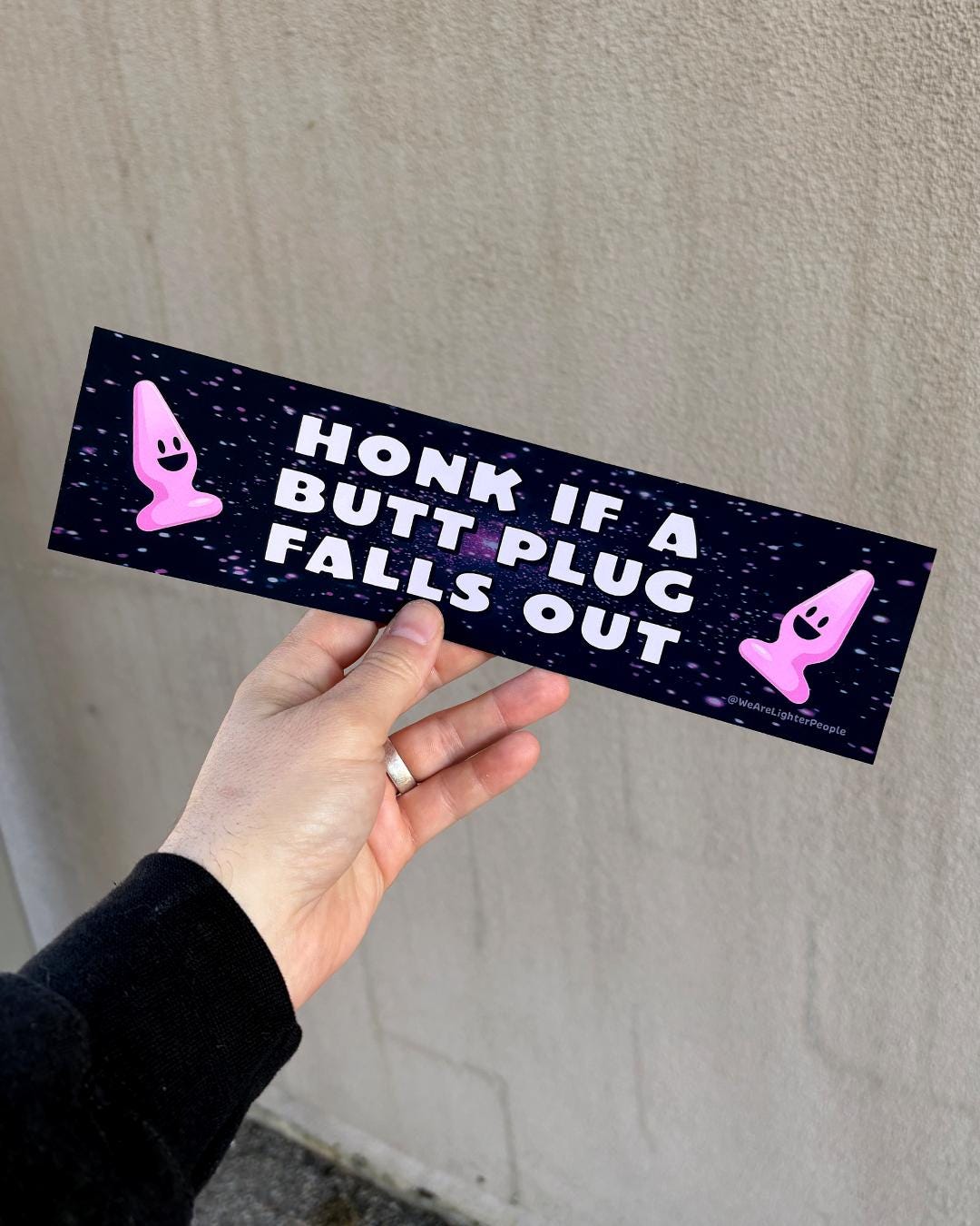 anal plug falls out DDLGWorld main image 0