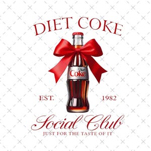 Könnte beinhalten: Eine Diet Coke-Flasche mit roter Schleife, darüber die Worte "Diet Coke" in einem Bogen. Die Flasche hat ein silbernes Etikett und den Text "Social Club" und "Just for the taste of it".