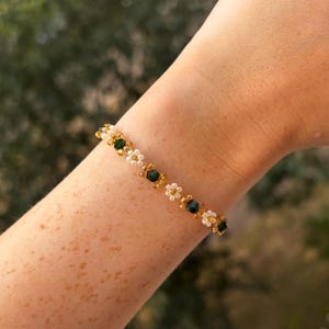 Beaded Flower Bracelet, Daisy Bracelet, Green Floral Bracelet, Aesthetic Flower Bracelet, Gift for Her, Birthday Gift