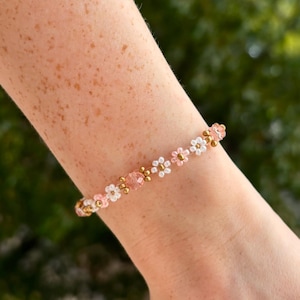 Summer Bracelet, Beaded Flower Bracelet, Daisy Bracelet, Green Floral Bracelet, Aesthetic Flower Bracelet, Gift for Her, Birthday Gift