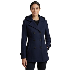以下が含まれることがあります： フード付きのネイビーブルーのダブルブレストピーコート。コートには6つのダークボタン、2つのフロントポケット、ボタン付きの袖口が付いています。女性はコートの下に黒いシャツを着ています。
