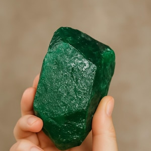 Pierres précieuses brutes vert émeraude de Colombie brutes, 200-300 carats, cristal non taillé, teint pour la fabrication de bijoux, la guérison, la racine de collection, la pierre de chakra du coeur