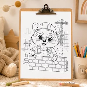 Könnte beinhalten: Schwarz-Weiß-Illustration eines Waschbären mit Bauhelm, der eine Kelle und Baupläne hält und eine Ziegelmauer baut. Ein Leitkegel und ein Kran sind ebenfalls zu sehen. Das Bild befindet sich auf einem Holz-Klemmbrett.