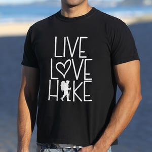 Live Love Hike-shirt voor heren | Inspirerend statement-shirt voor outdooravontuur | Cadeau voor wandelaars | T-shirt met print Trail Lover | Comfortkleuren | Uniseks