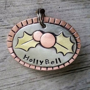 Holly Pet ID Tag - identyfikator dla psa - Tag na obroże dla psa - Identyfikator dla zwierzaka - Ręcznie tłoczony - Unikalny identyfikator dla zwierzaka - Grawerowany - Niestandardowy identyfikator dla psa - Personalizuj