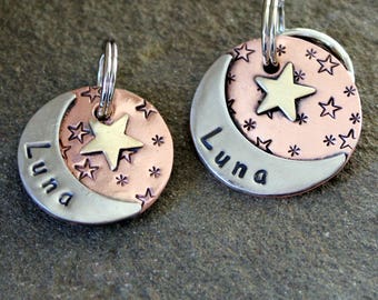Placa de identificación para perros con diseño de luna y estrellas: diseño celestial en metal mixto, placa con nombre para mascota grabada a mano, placa personalizada con la luna para perros, regalo único hecho a mano –Luna