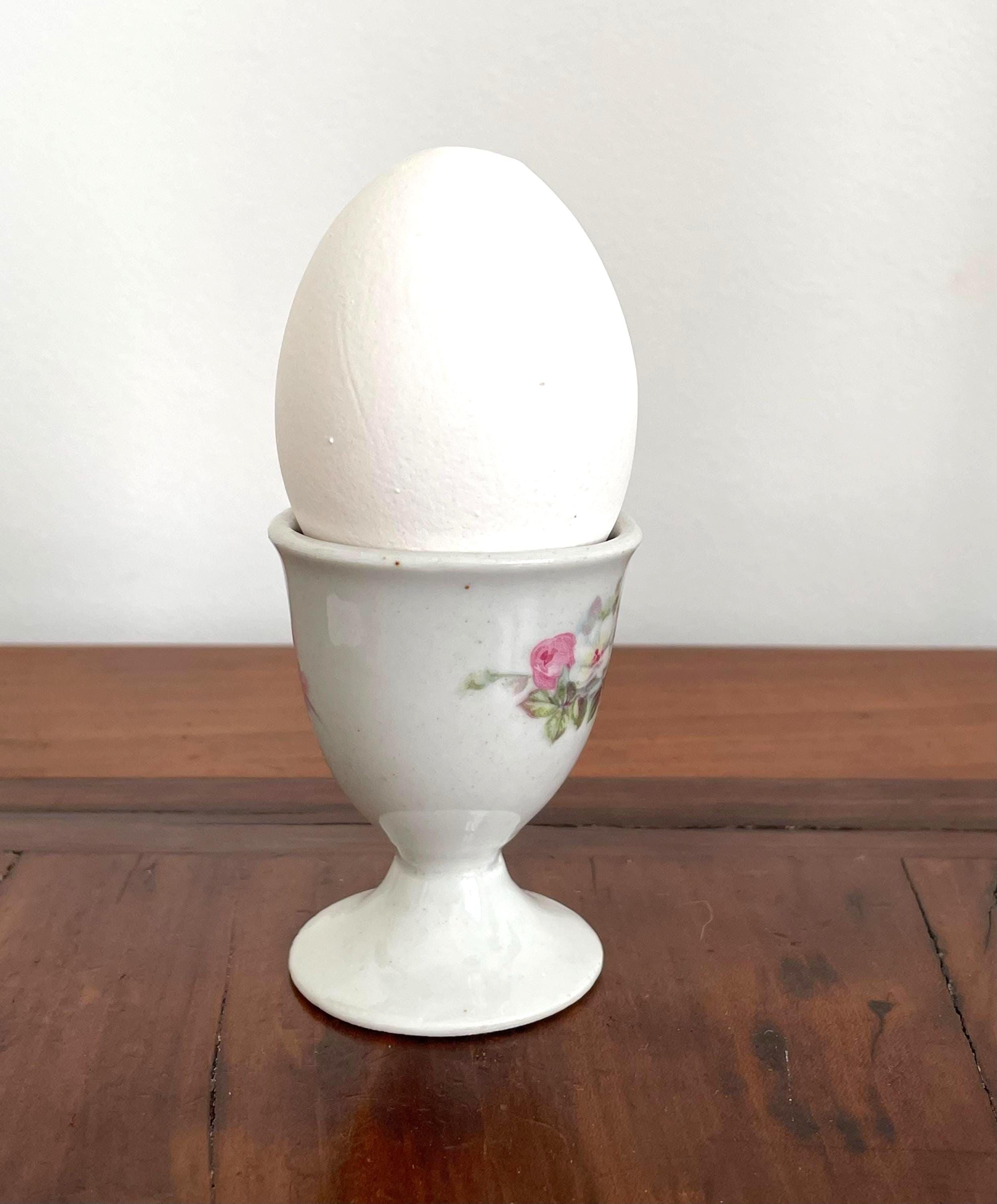 1940年代にイタリアで作られたヴィンテージのエッグカップ。白い表面に