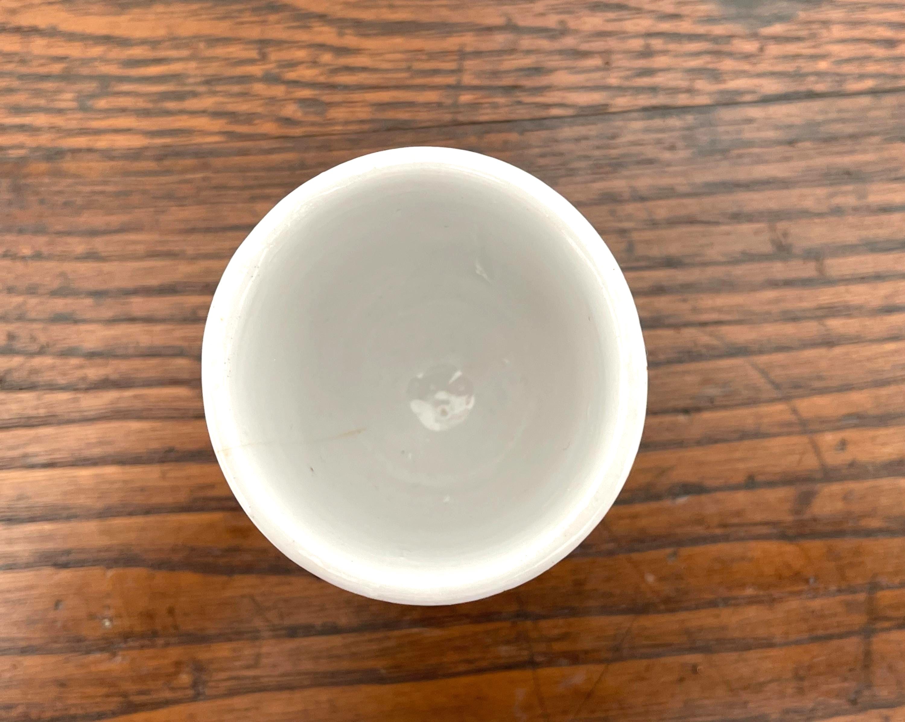 1940年代にイタリアで作られたヴィンテージのエッグカップ。白い表面に