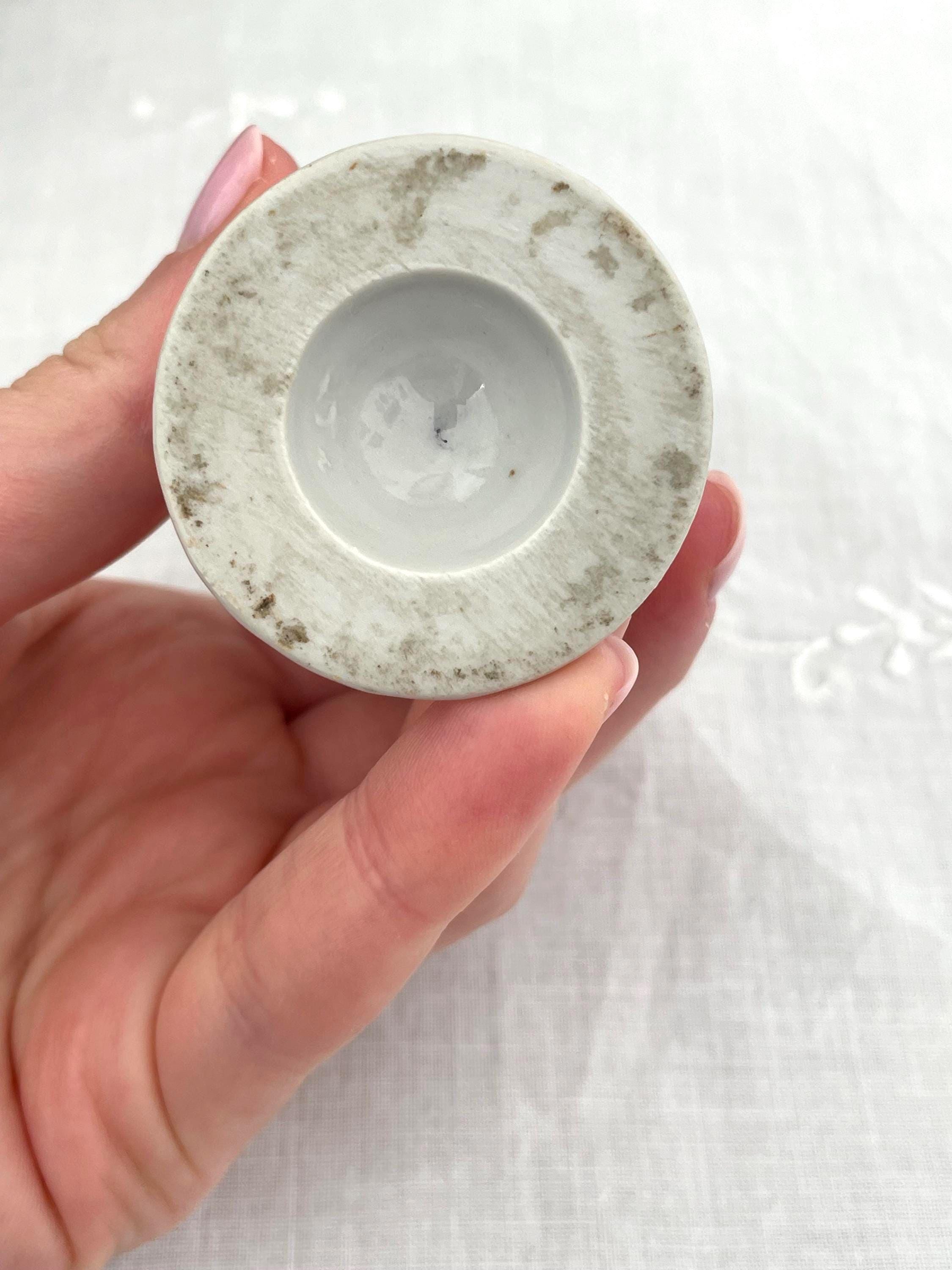 1940年代にイタリアで作られたヴィンテージのエッグカップ。白い表面に