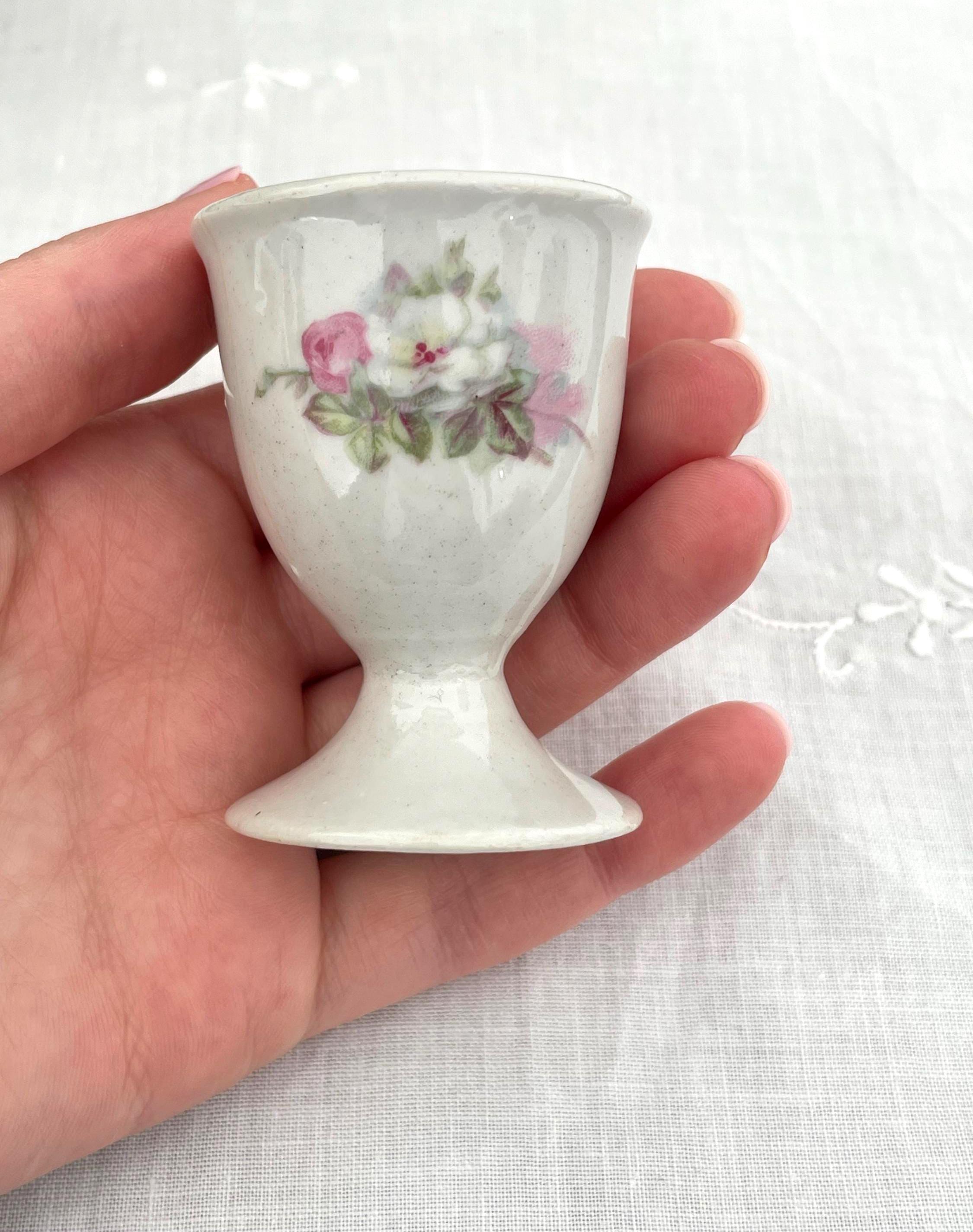 1940年代にイタリアで作られたヴィンテージのエッグカップ。白い表面に