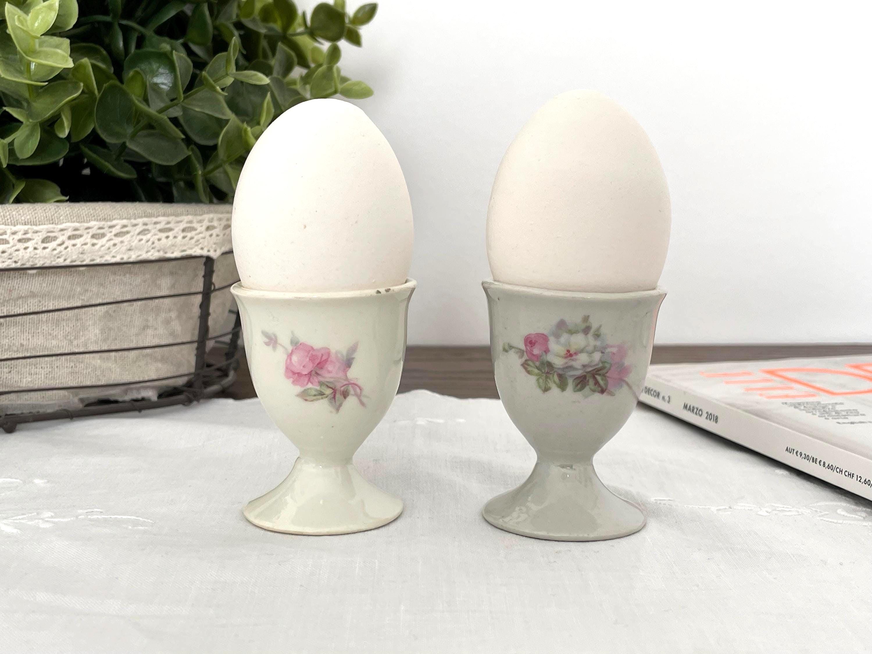 1940年代にイタリアで作られたヴィンテージのエッグカップ。白い表面に